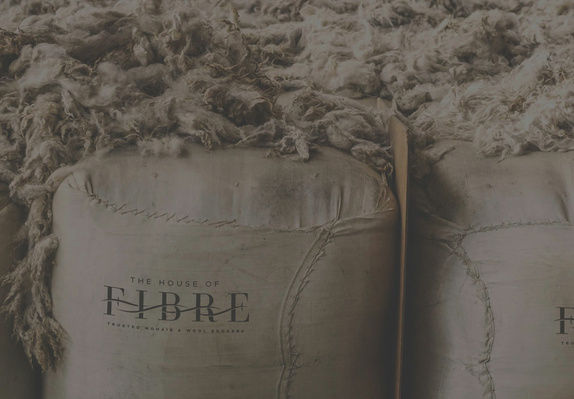 Nabyfoto van twee jutesakke gemerk 